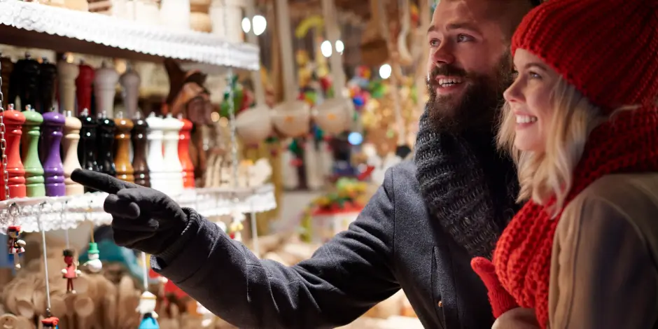 Ein Pärchen auf einem Weihnachtsmarkt in Hamburg.