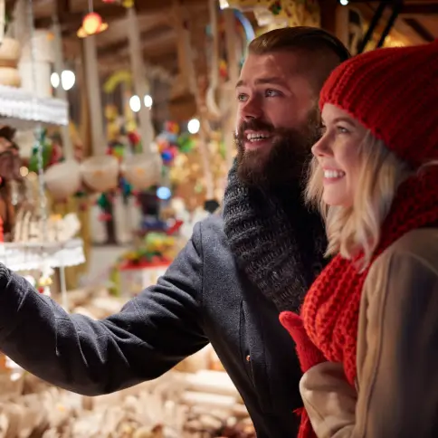 Ein Pärchen auf einem Weihnachtsmarkt in Hamburg.