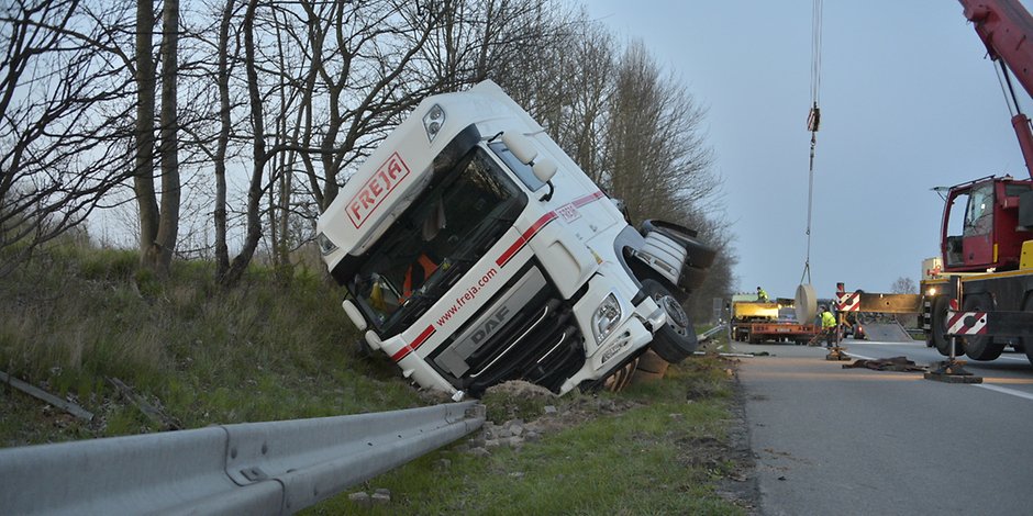 Ohnmacht Am Steuer Bei Hamburg Lkw Fahrer Kommt Von Autobahn Ab Mopo