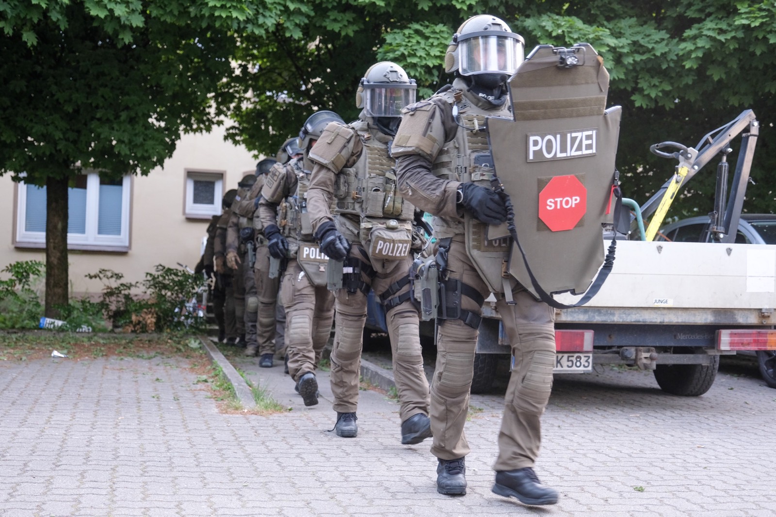 Da der Verdacht bestand, das eine Schusswaffe sich in der Wohnung befindet, kamen SEK und USK zum Einsatz.