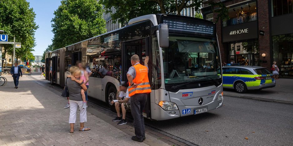 unfall in hamburger city vater mit kind auf monckebergstrasse von hvv bus erfasst mopo