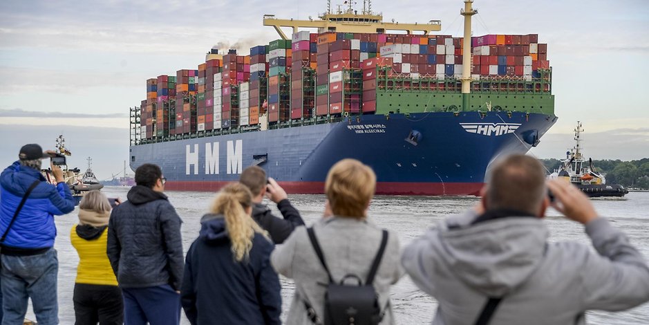 Grosster Frachter Der Welt Xxl Schiff In Hamburg Angekommen Hunderte Zuschauer Mopo