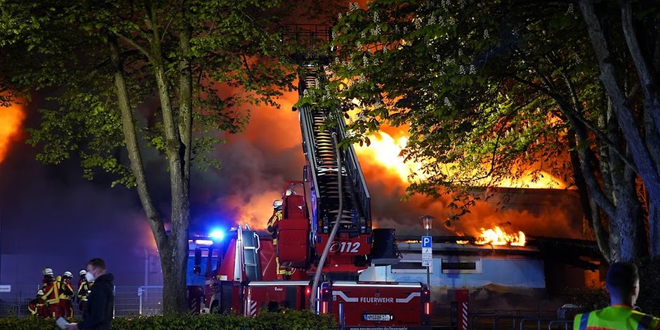 Meterhohe Flammen Feuer Zerstort Turnhalle Von Schule Grosseinsatz Im Norden Mopo