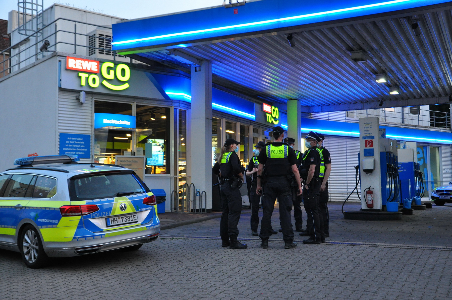 Hamburg: man storms with gun in gas station