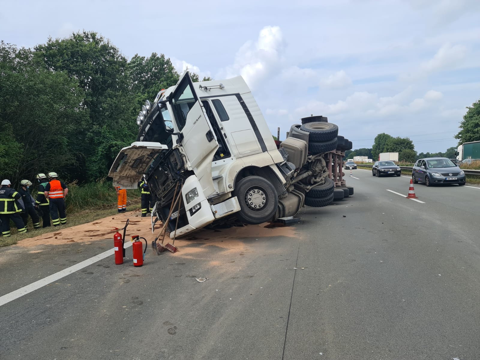 umgekippter lkw legt a1 bei hamburg lahm mopo