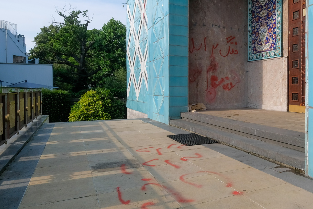 Attack of color: threatening signs on the Hamburg mosque