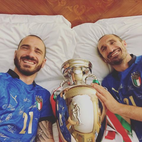 Italiens Em Helden Mit Pokal Im Bett Mopo