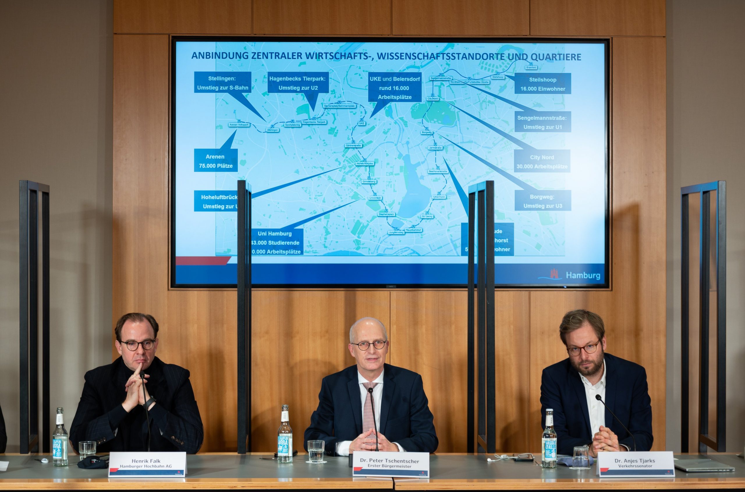 Henrik Falk (Hochbahn), Peter Tschentscher (SPD) und Anjes Tjarks (Grüne) bei der Vorstellung der Streckenführung der geplanten U5