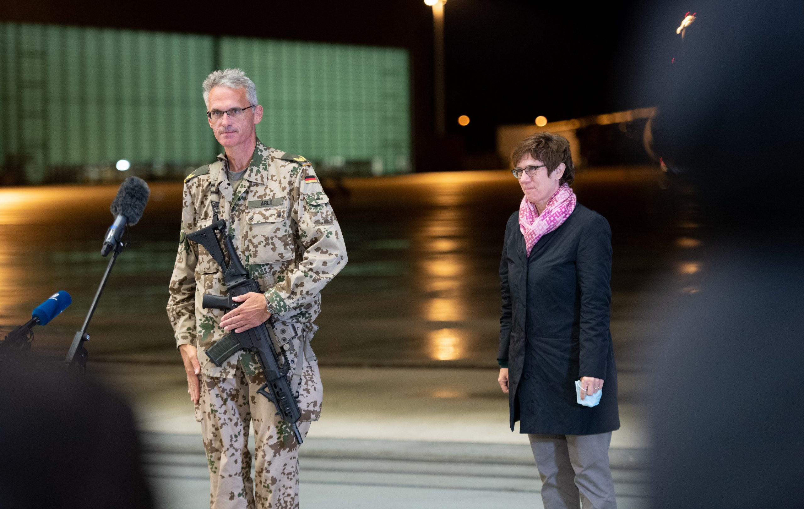 Jens Arlt, Brigadegeneral der Bundeswehr, gibt mit einem Sturmgewehr in der Hand auf dem niedersächsischen Stützpunkt Wunstorf ein Statement ab.
