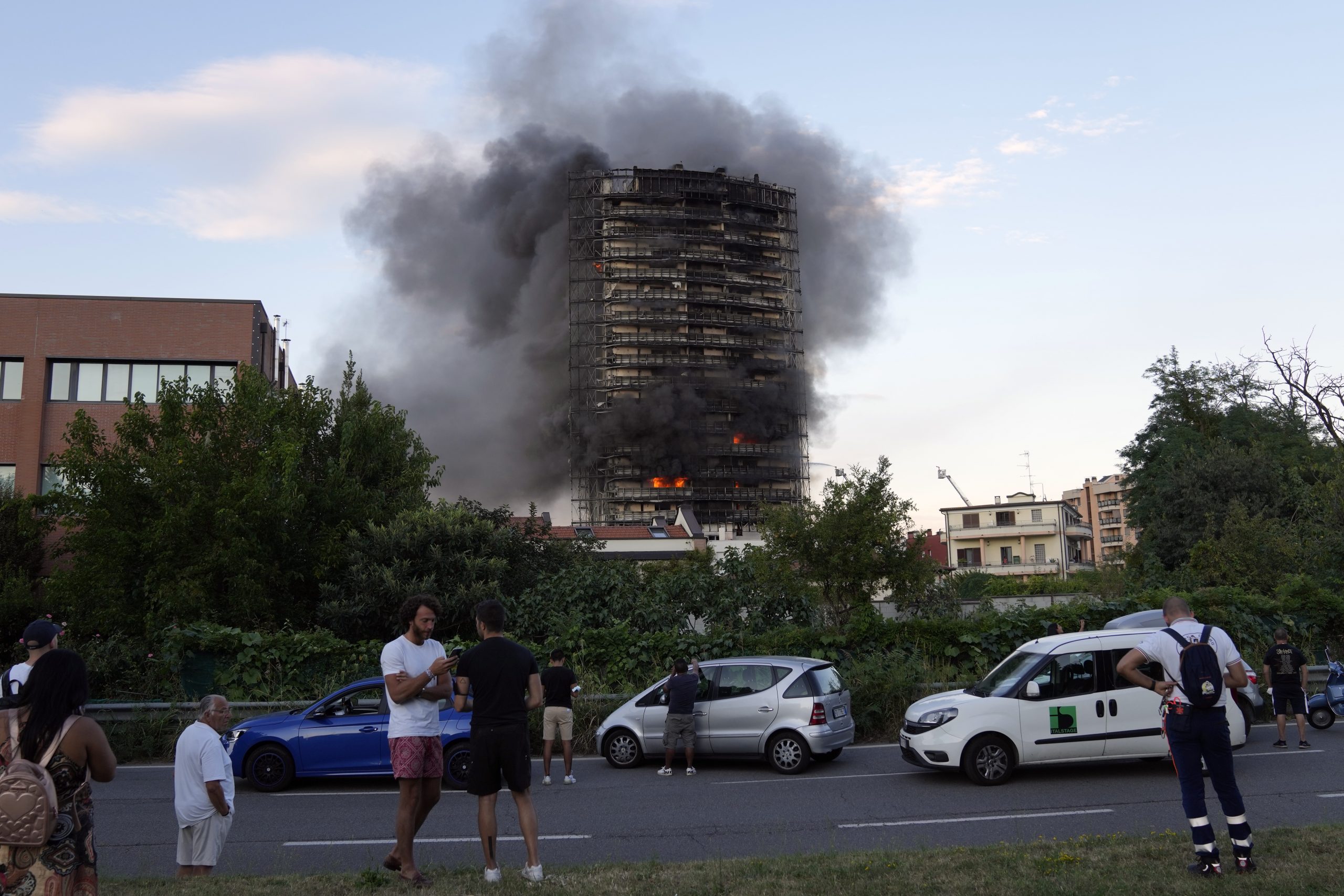 das brennende Gebäude in Mailand.