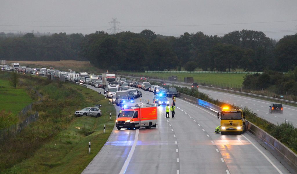 Unfall Auf A7 Bei Hamburg Suv Schleudert Von Autobahn Mopo