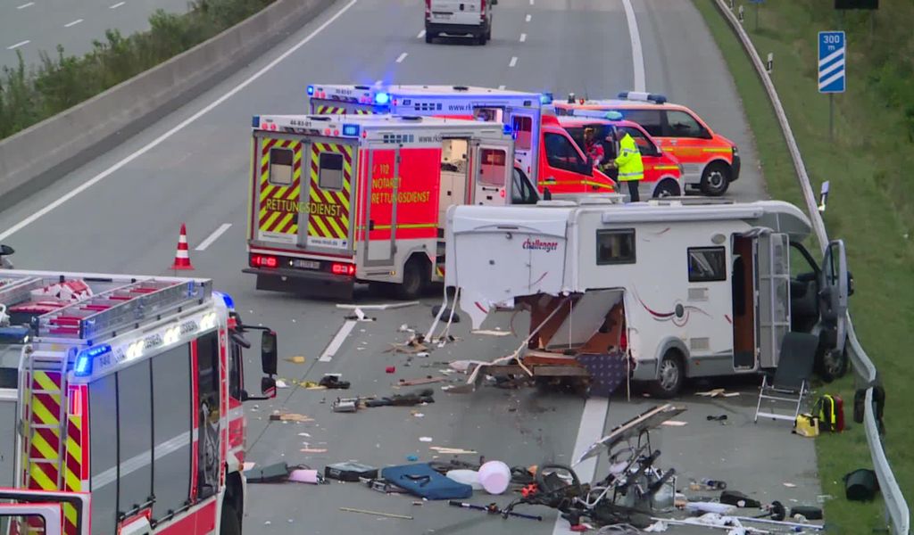 A7 Mercedes Rast Mit Tempo 250 Und Kracht In Wohnmobil Mopo