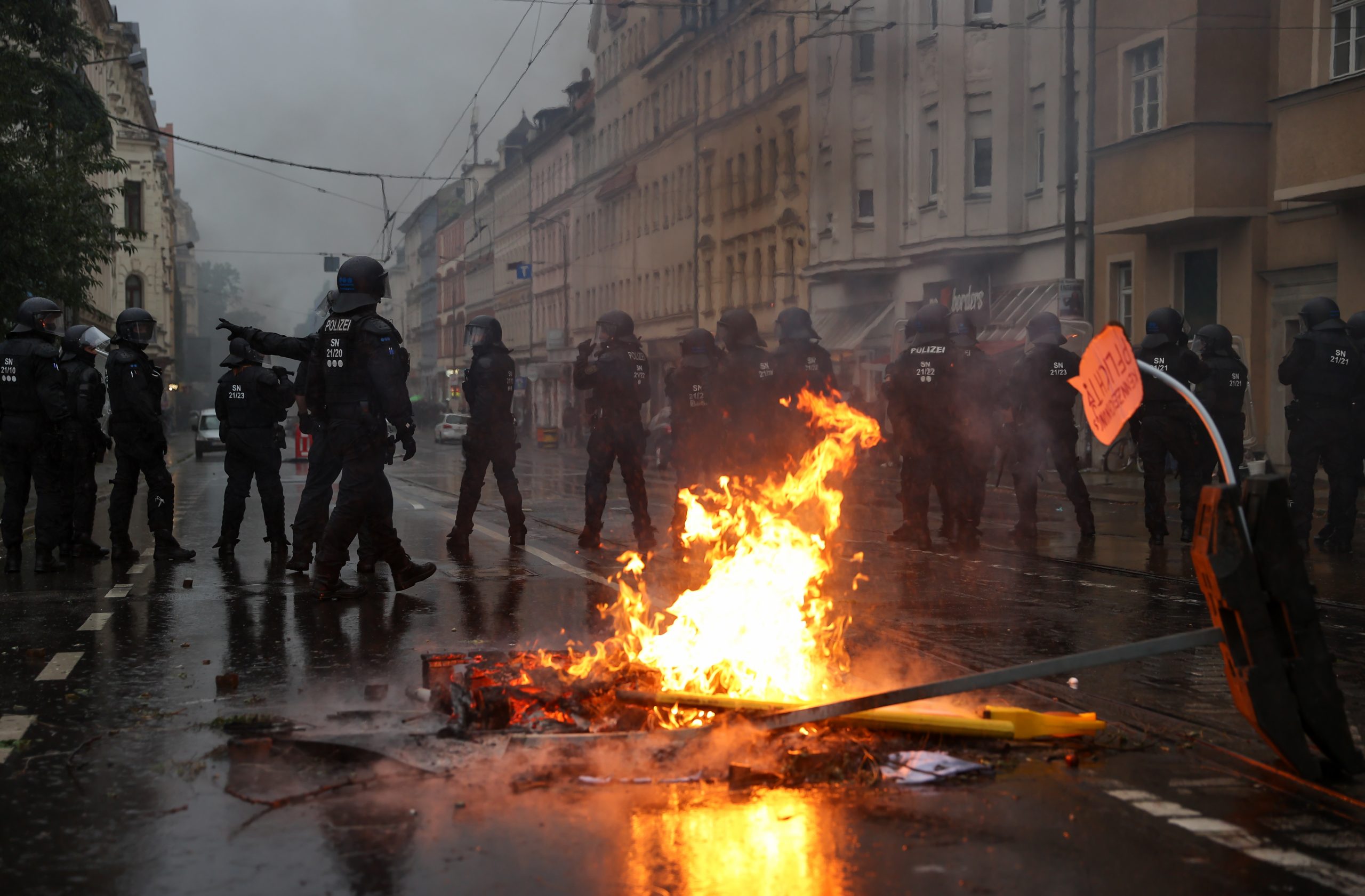 Polizisten sichern die Wolfgang-Heinze-Straße, nachdem es nach Ende einer linken Demonstration zu Ausschreitungen kam.