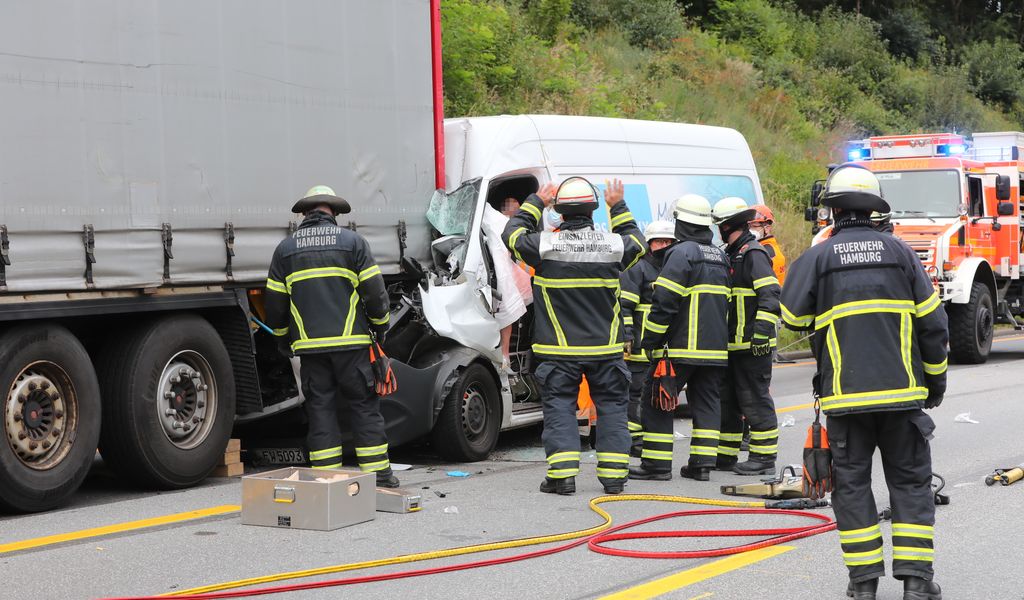 Schwerer Unfall Auf A7 In Hamburg Lebensgefahr Und Fahrbahnsperrung Mopo