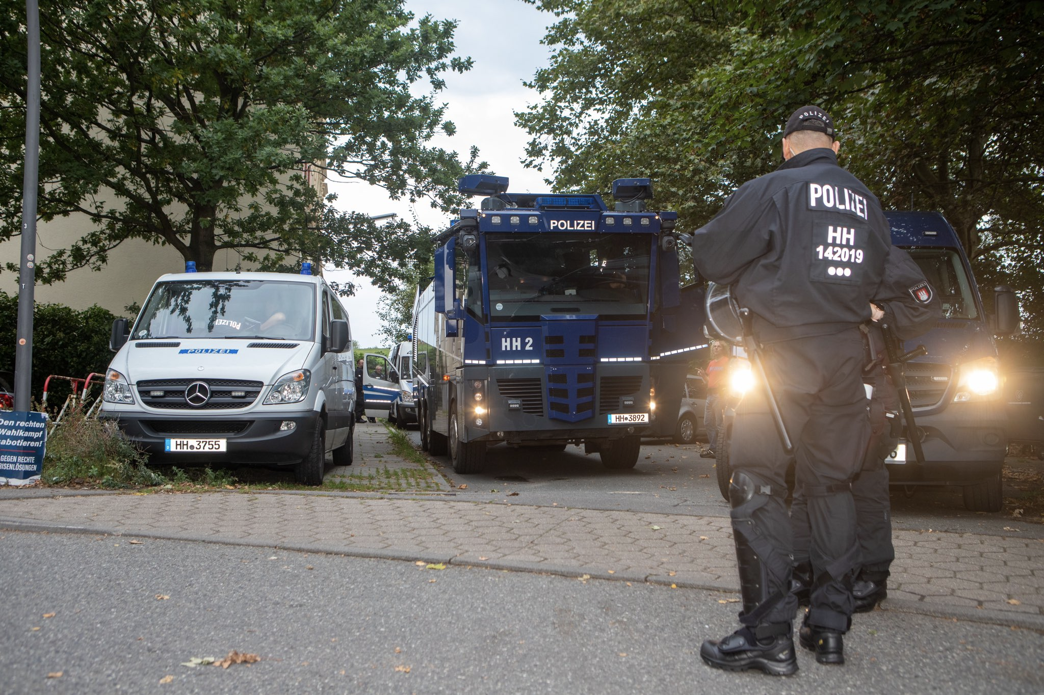 Polizeiaufgebot vor dem Gebäude der AfD-Wahlparty in Wilhelmsburg. Die Veranstaltung wurde im Vorhinein abgesagt.